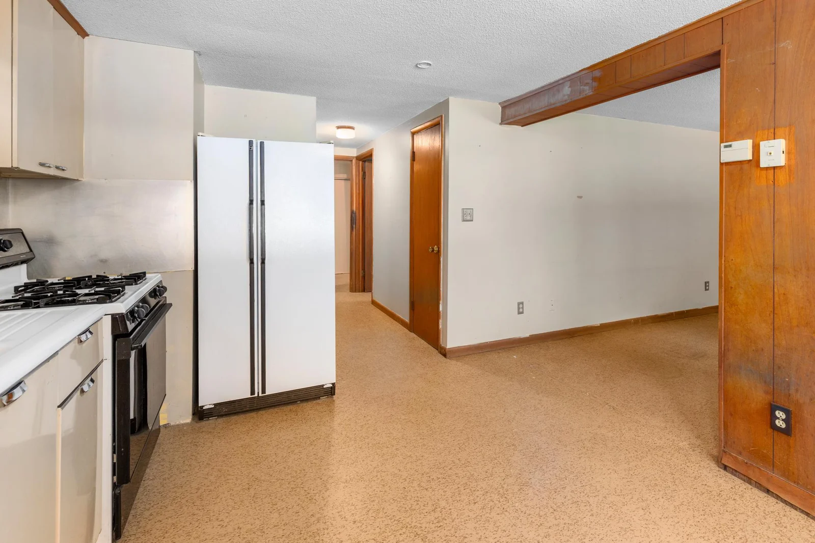 Basement kitchen 2.jpg