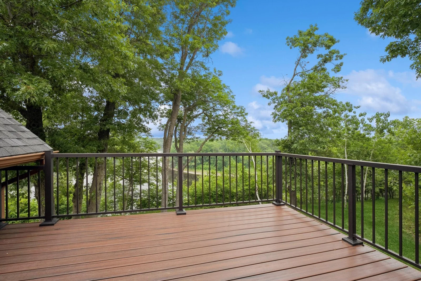 Private guest suite offers it's own deck over looking the river