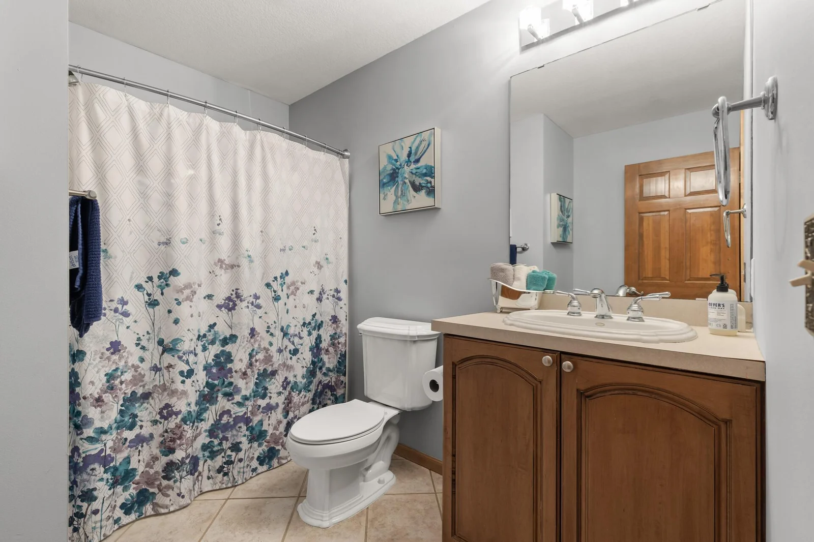 Upper level bathroom #2.