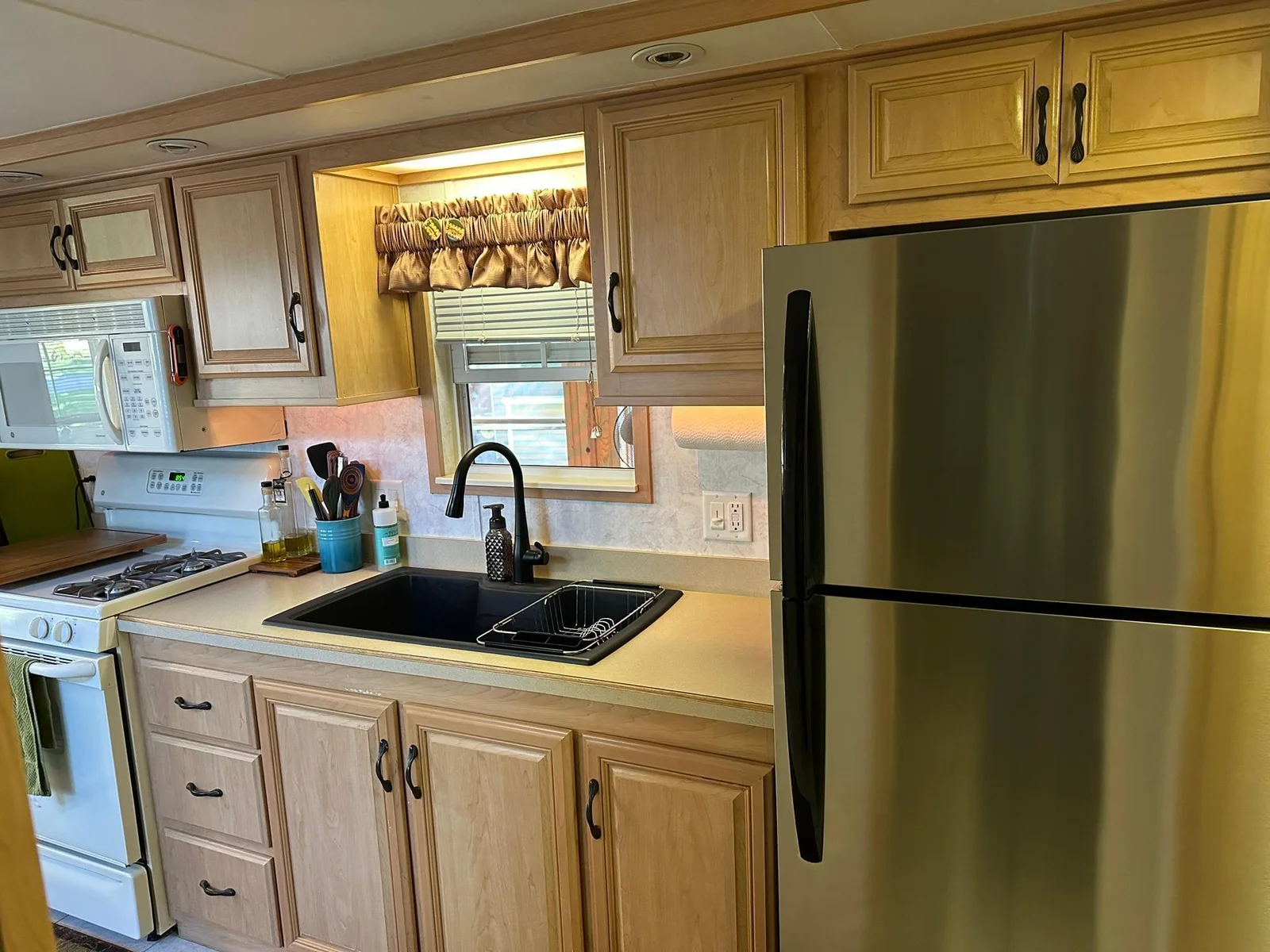 Kitchen (Pic 2).JPEG
