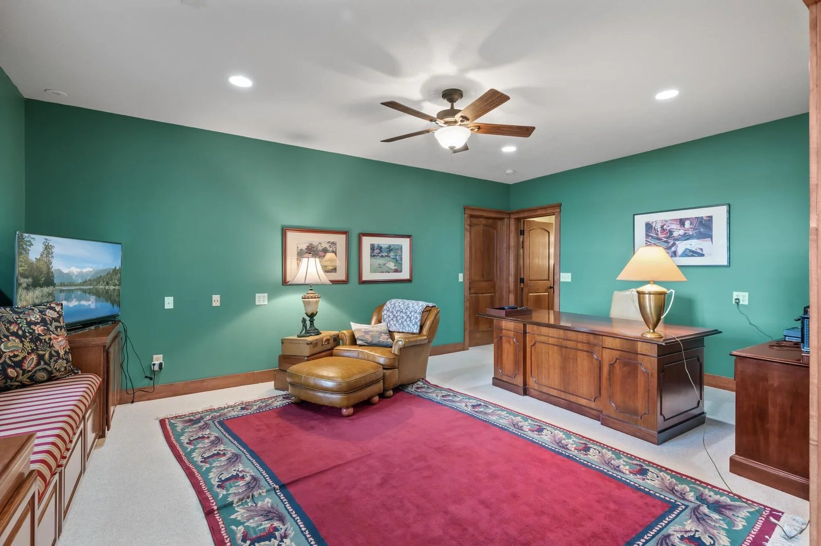 Lower level office with ensuite & walk-in closet!
