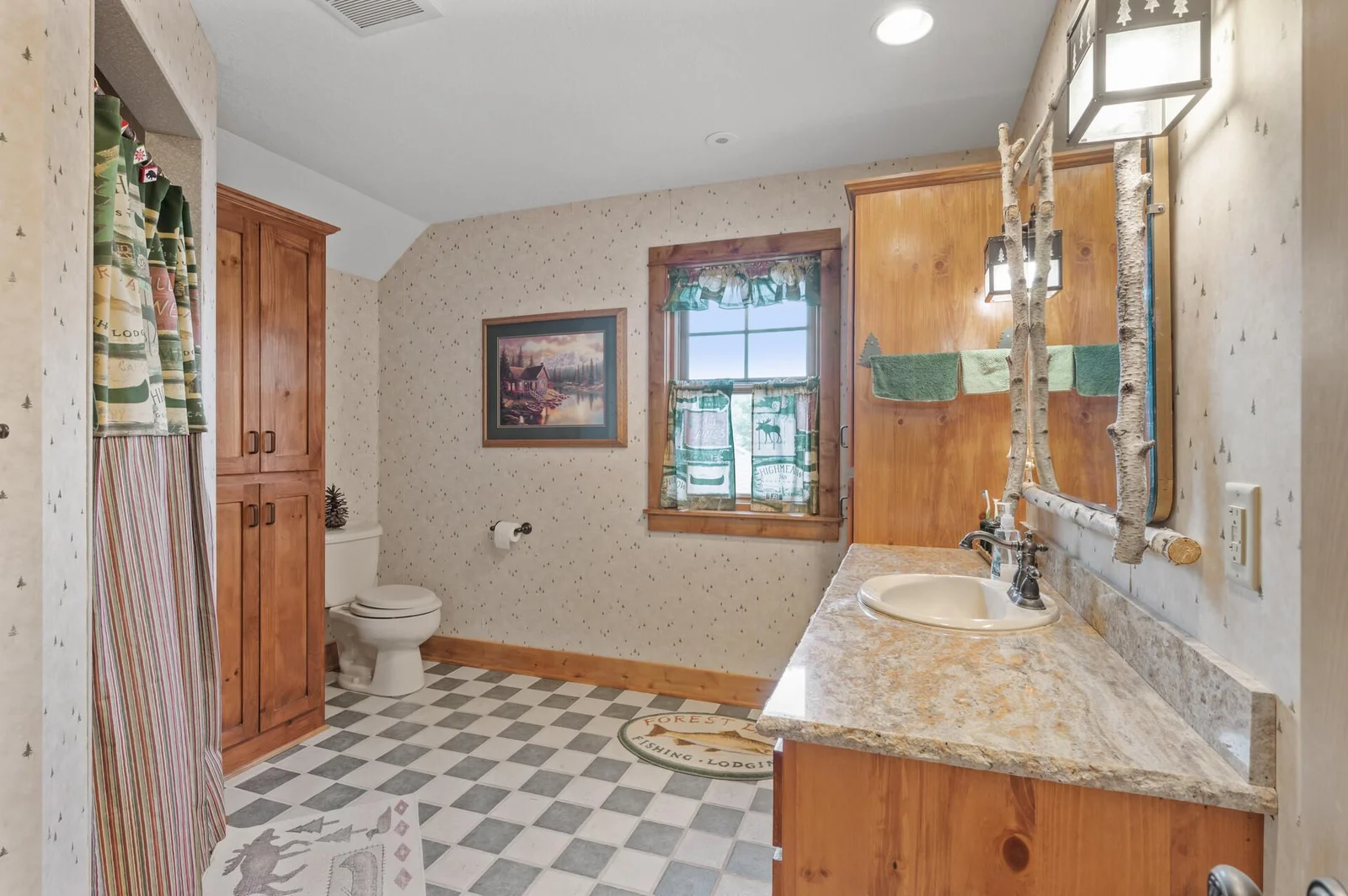 Ensuite to the lodge styled upper bedroom!