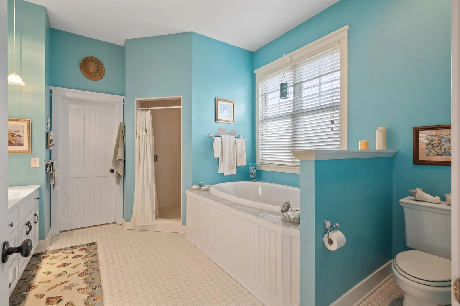 Primary ensuite with jetted tub and step-in fully tiled shower!