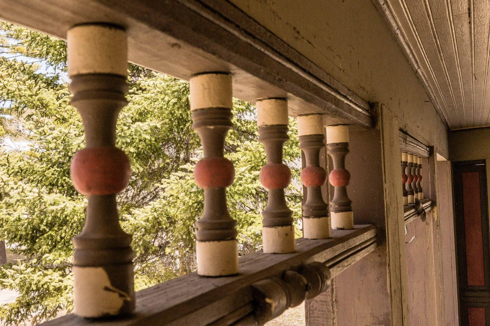 Detail porch.jpg