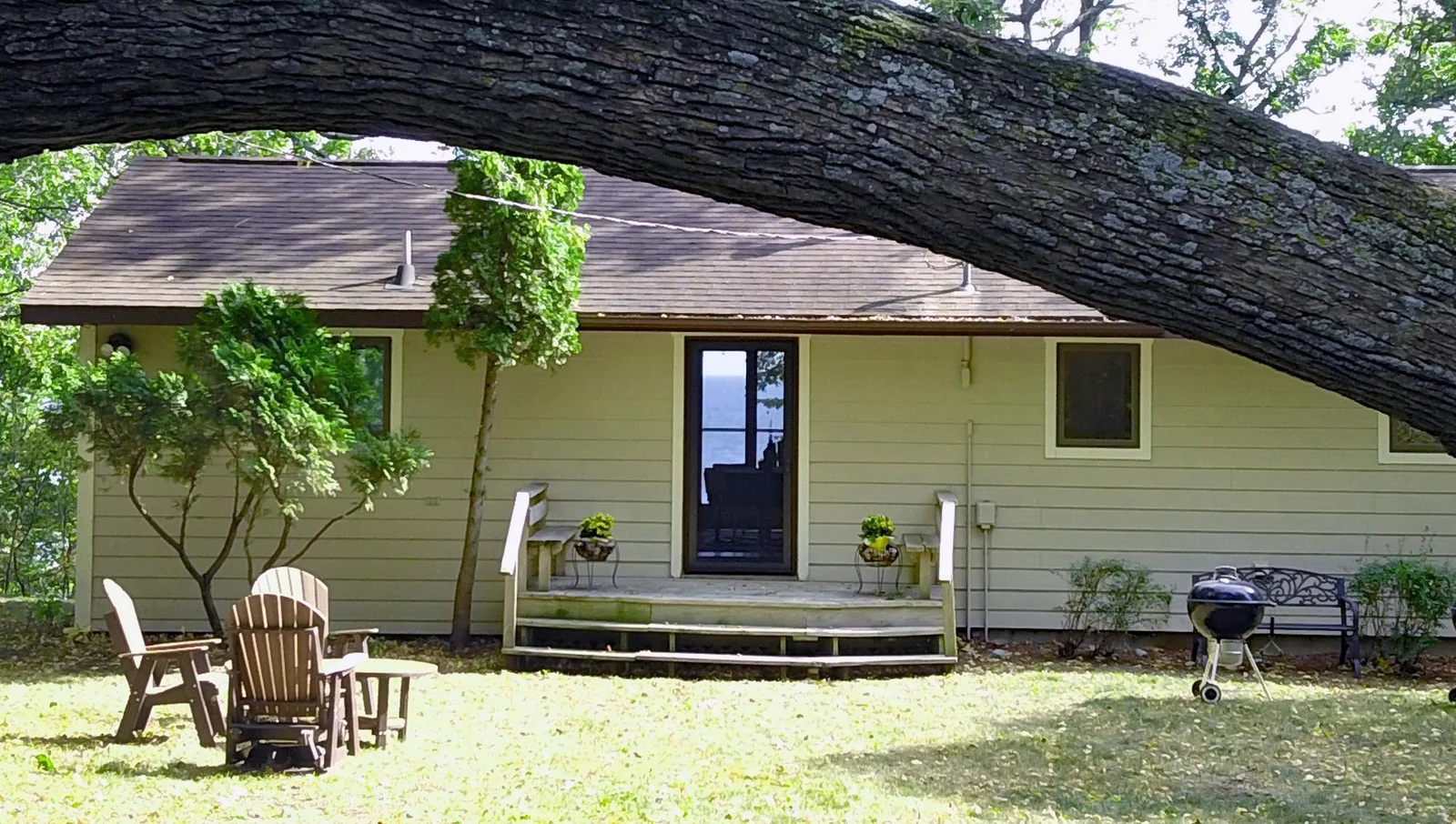 The front entrance invites you in to enjoy the lake view