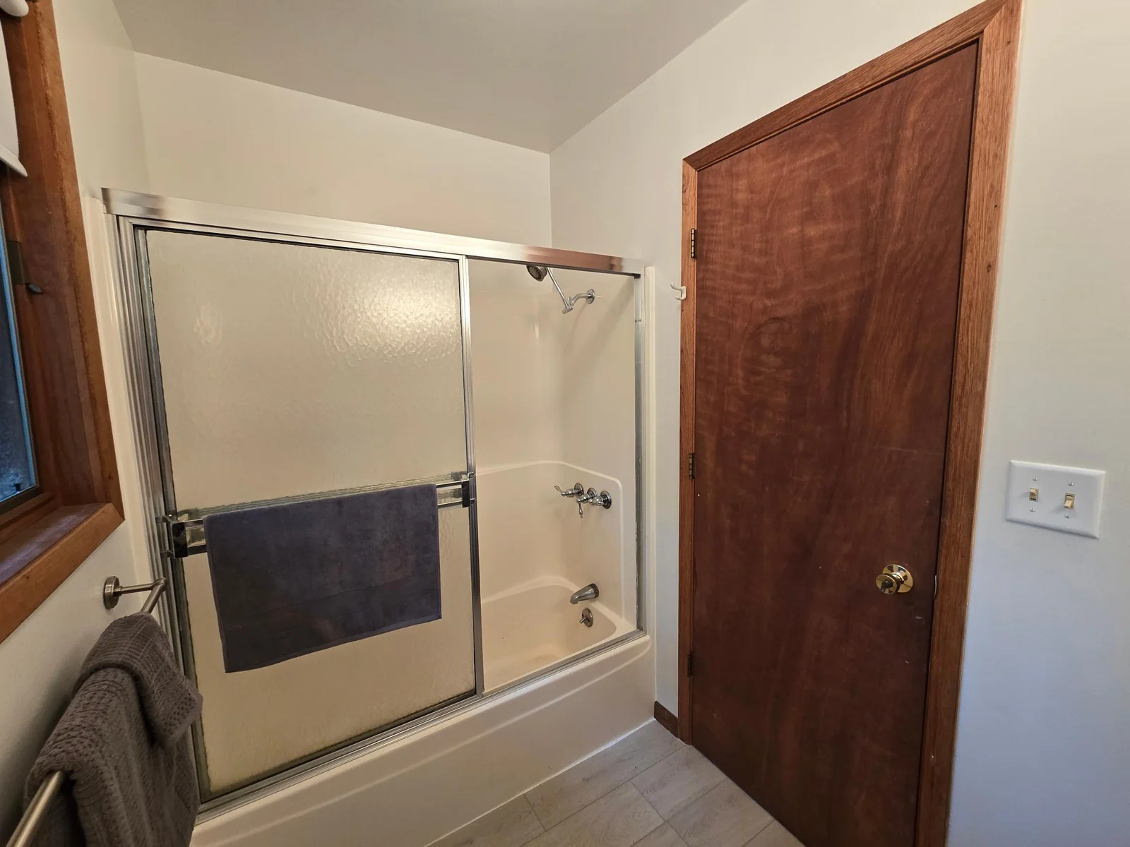 Full tub/shower in main bathroom