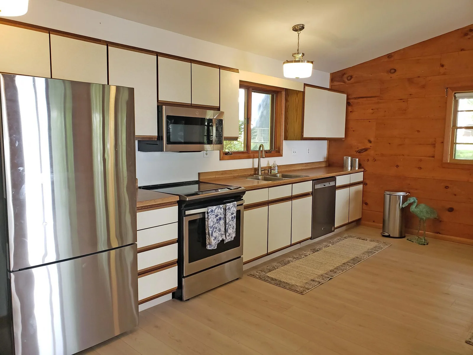 Kitchen area, with like new appliances