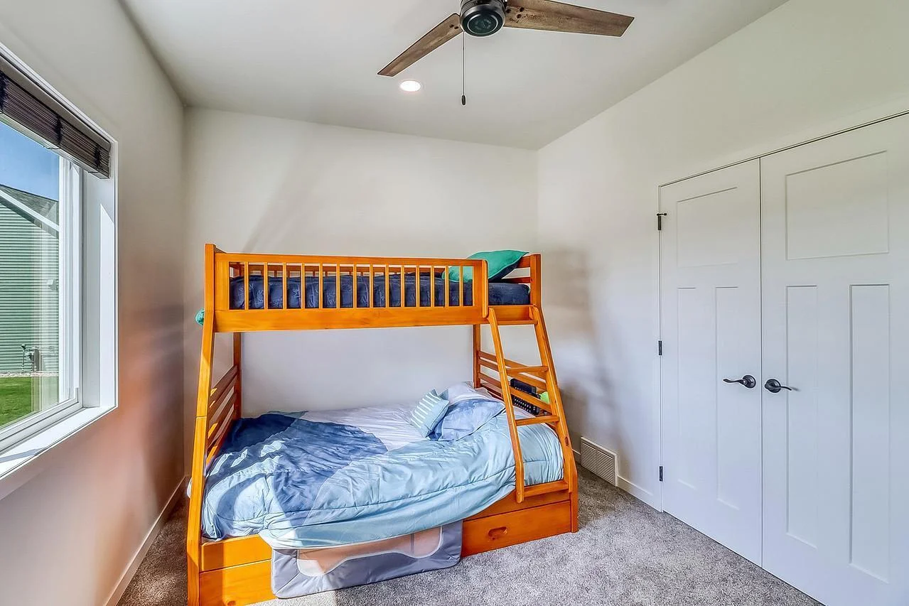 Bedroom1_2-1280.jpg