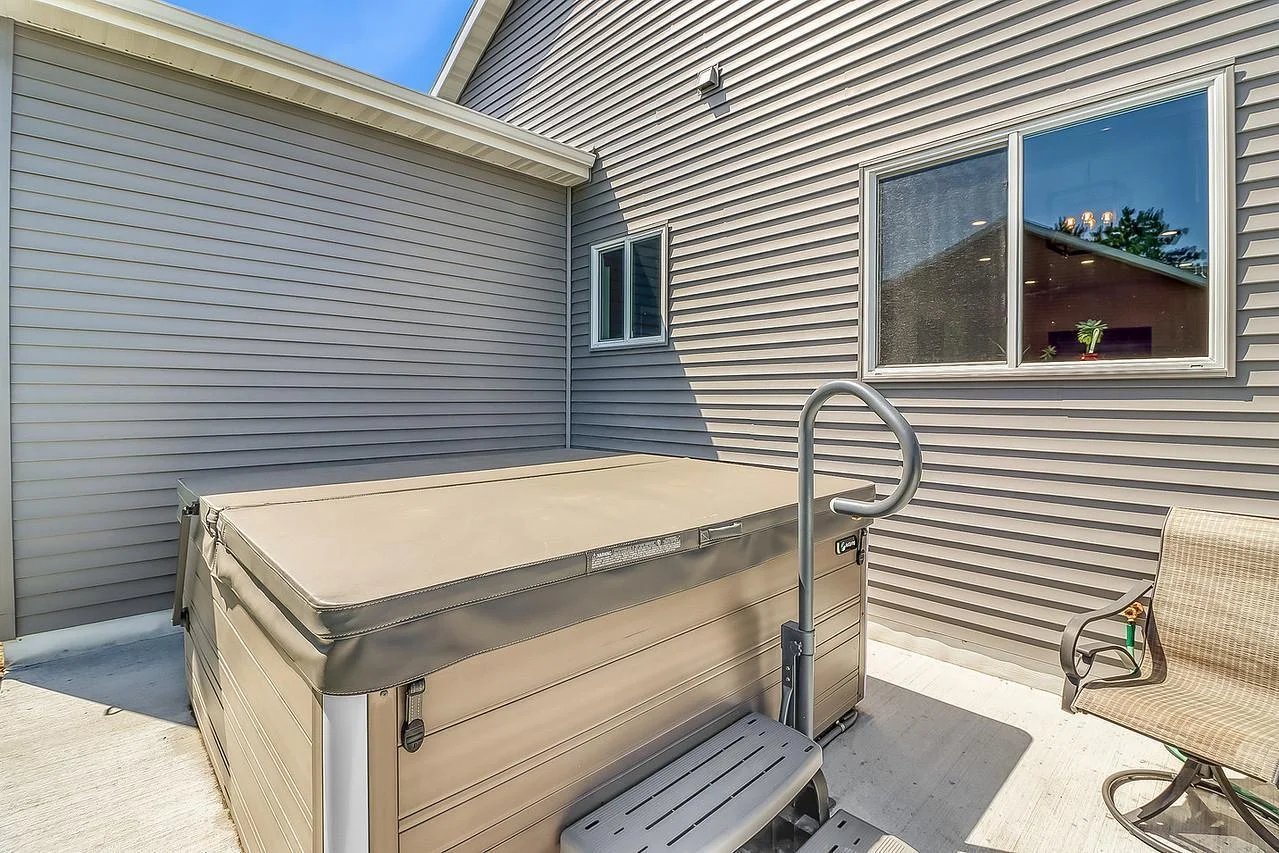 Backyard_hottub-1280.jpg