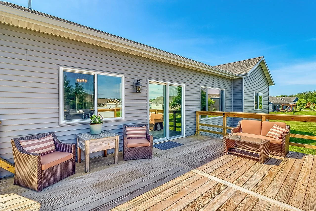 Backyard_deck1_1-1280.jpg