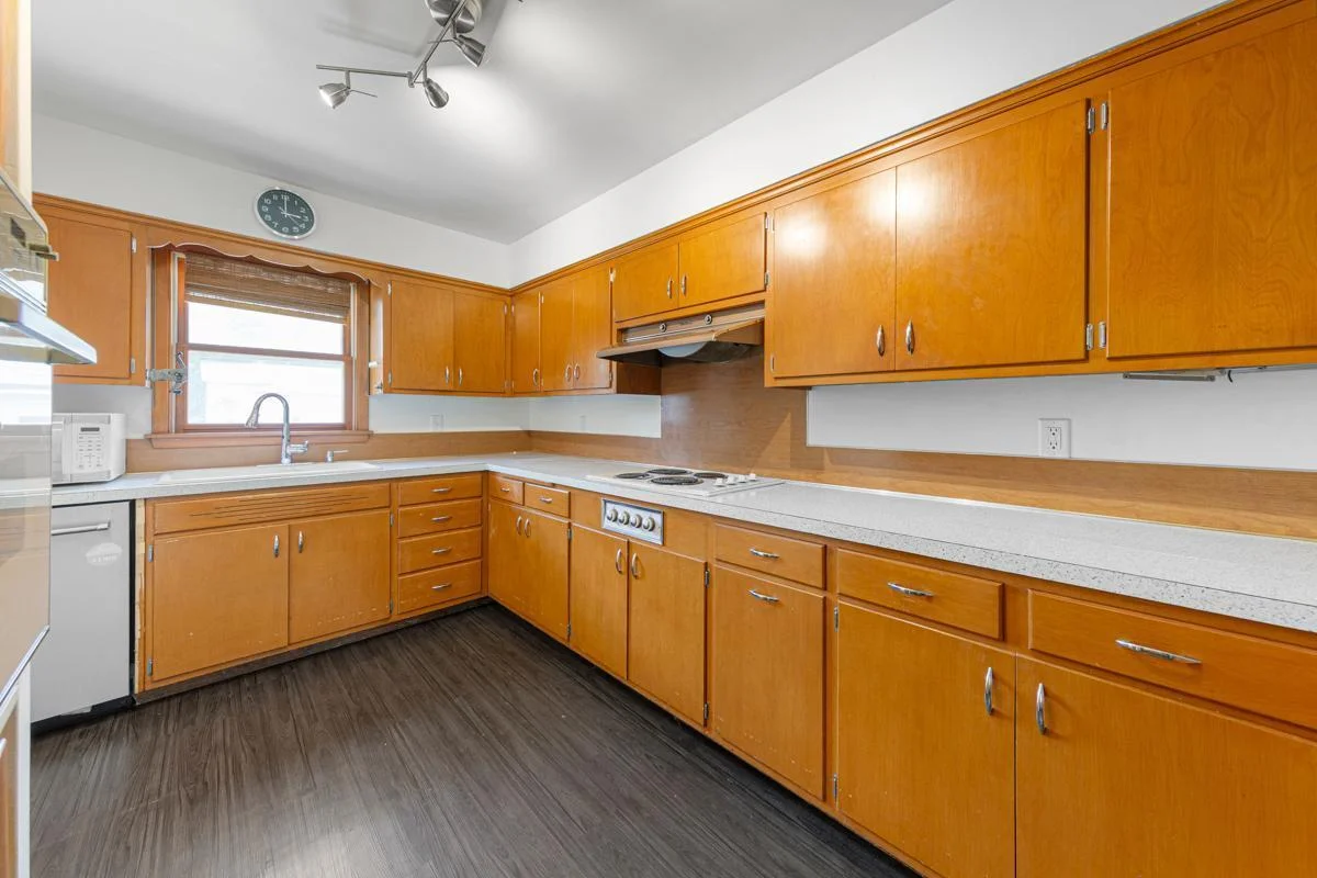 20 Kitchen.jpg