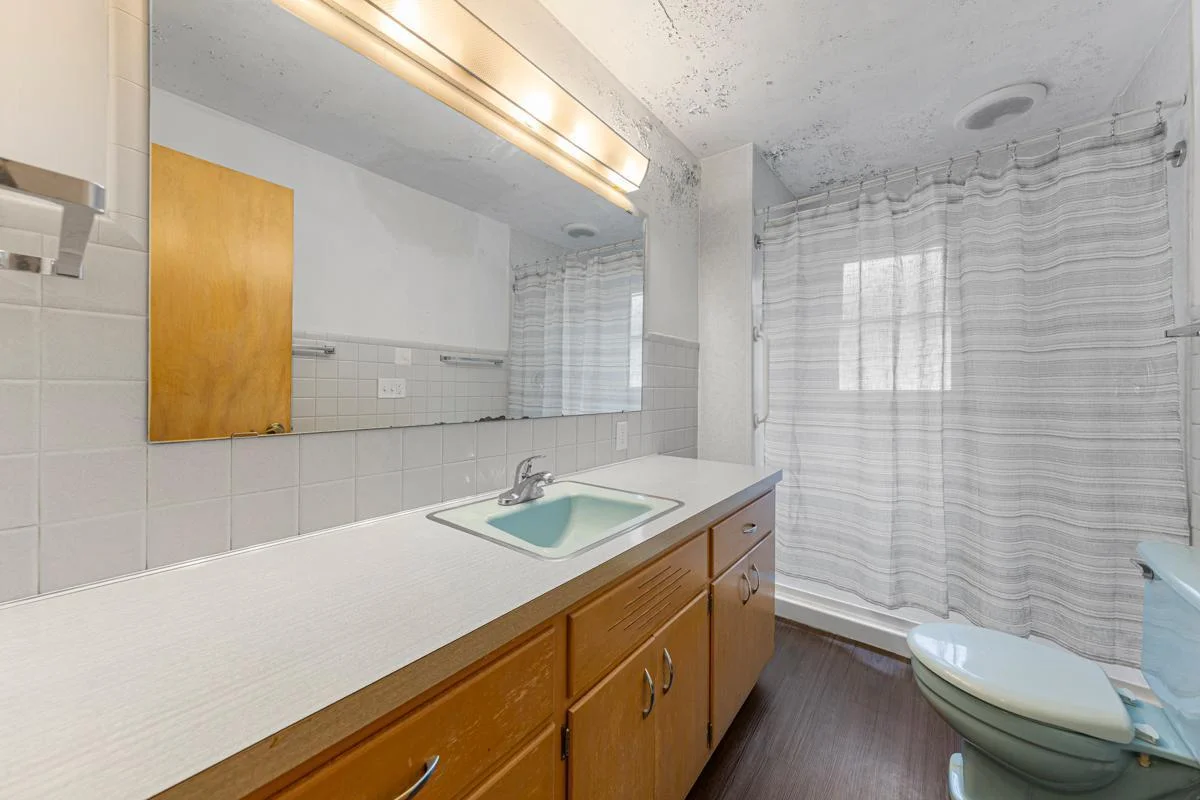 26 Bathroom.jpg