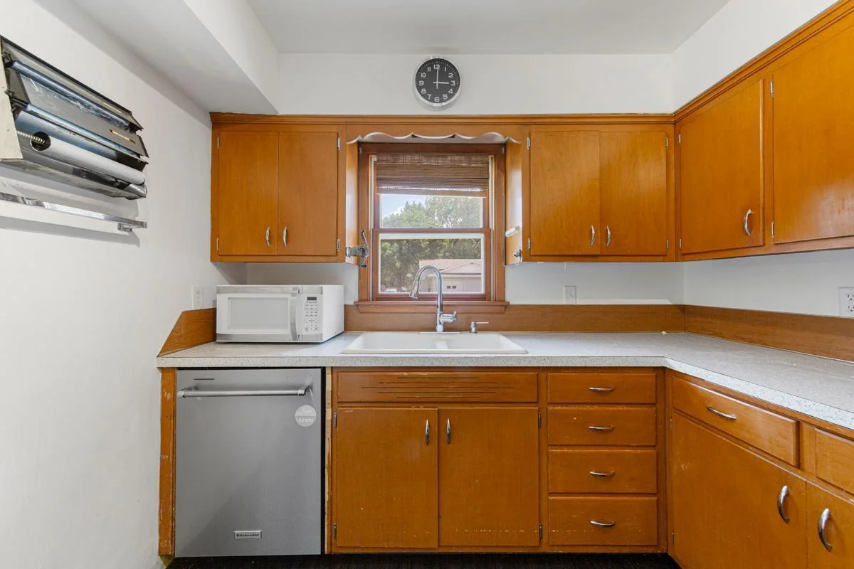 21 Kitchen.jpg