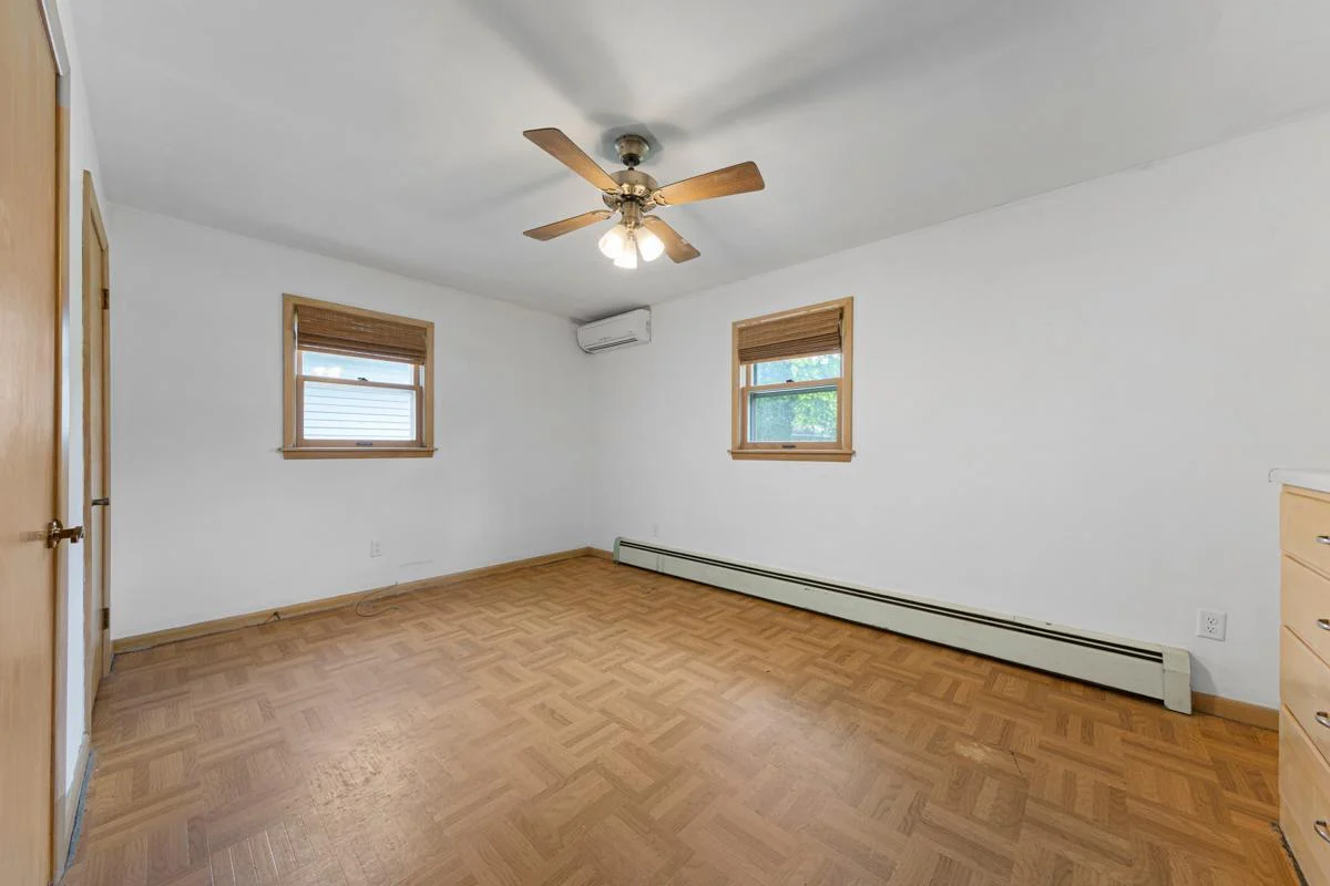 27 Main bedroom.jpg