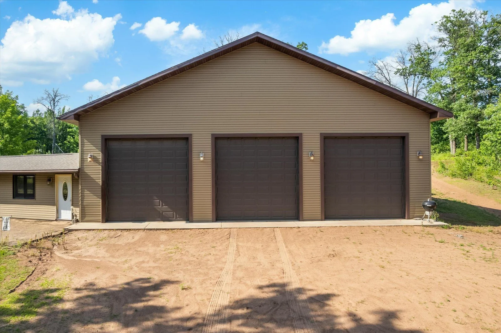 Another look at the garage from the outside