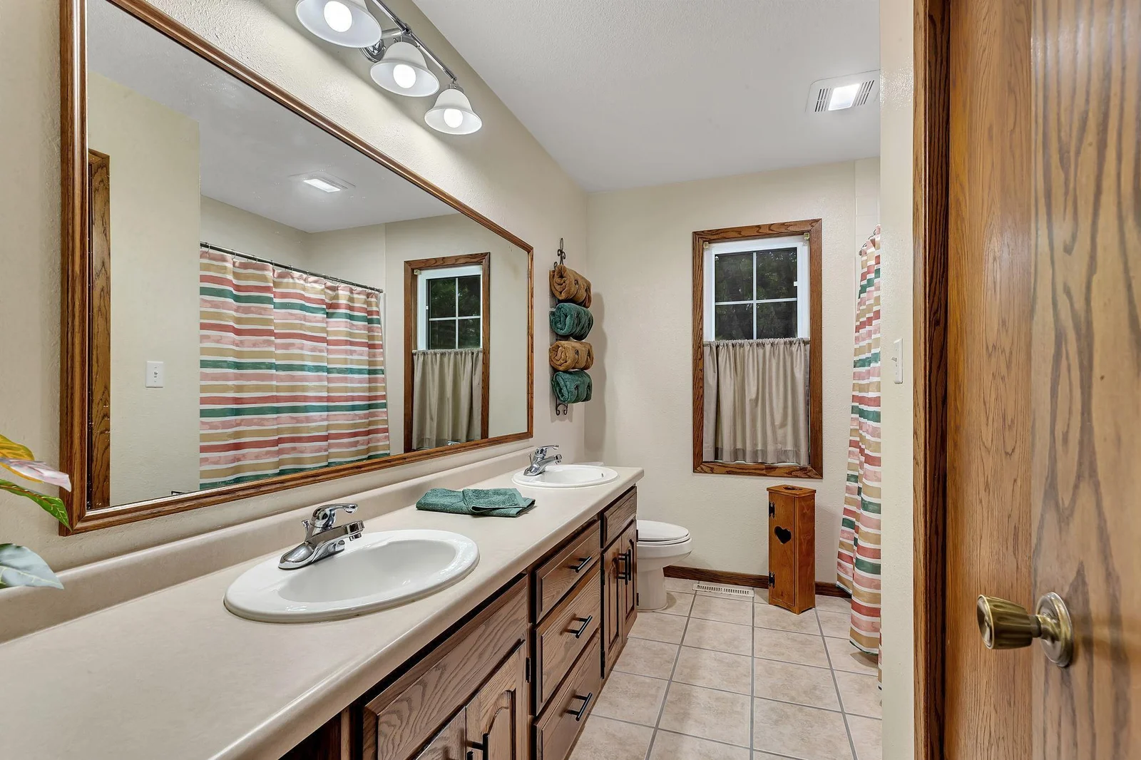 Upper level full bath