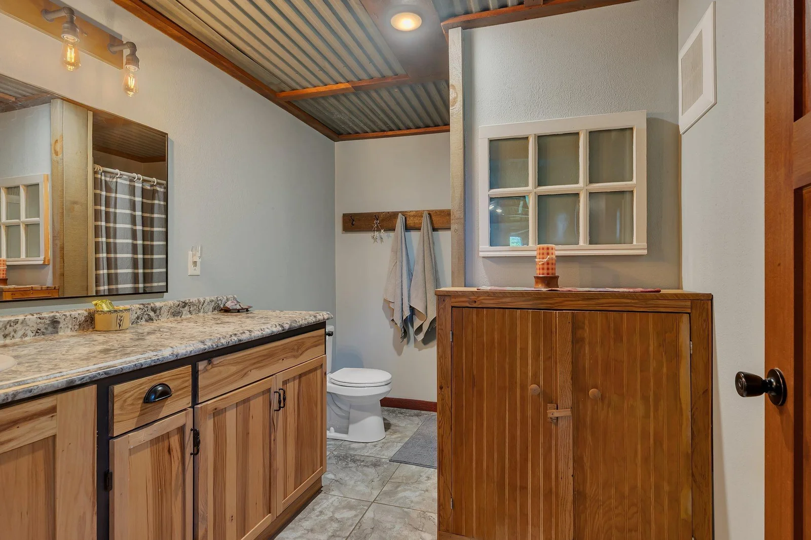 Upstairs full bath.jpg