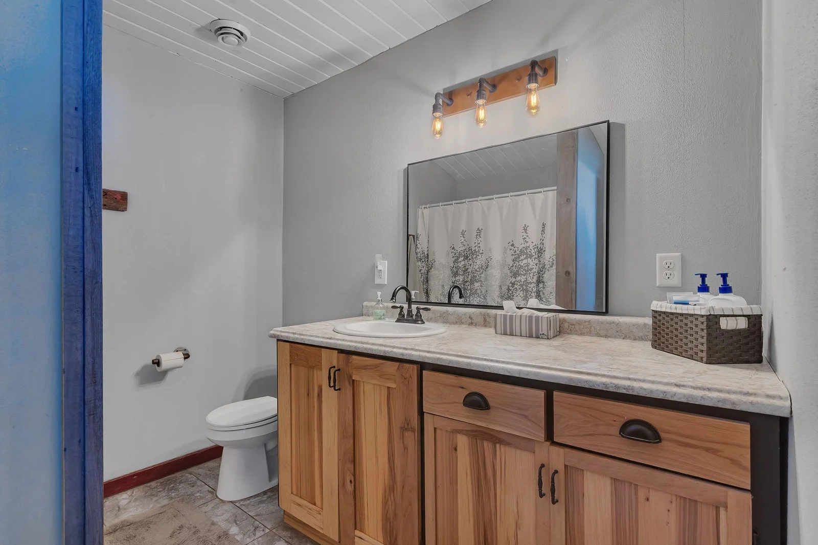 Ensuite has heated flooring.jpg