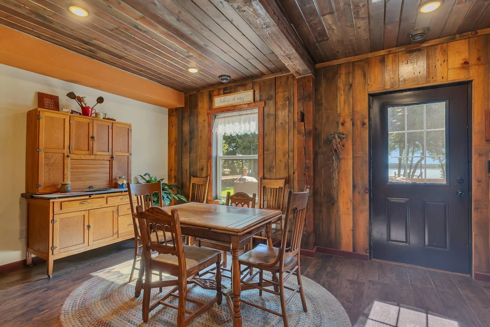 Informal dining area.jpg