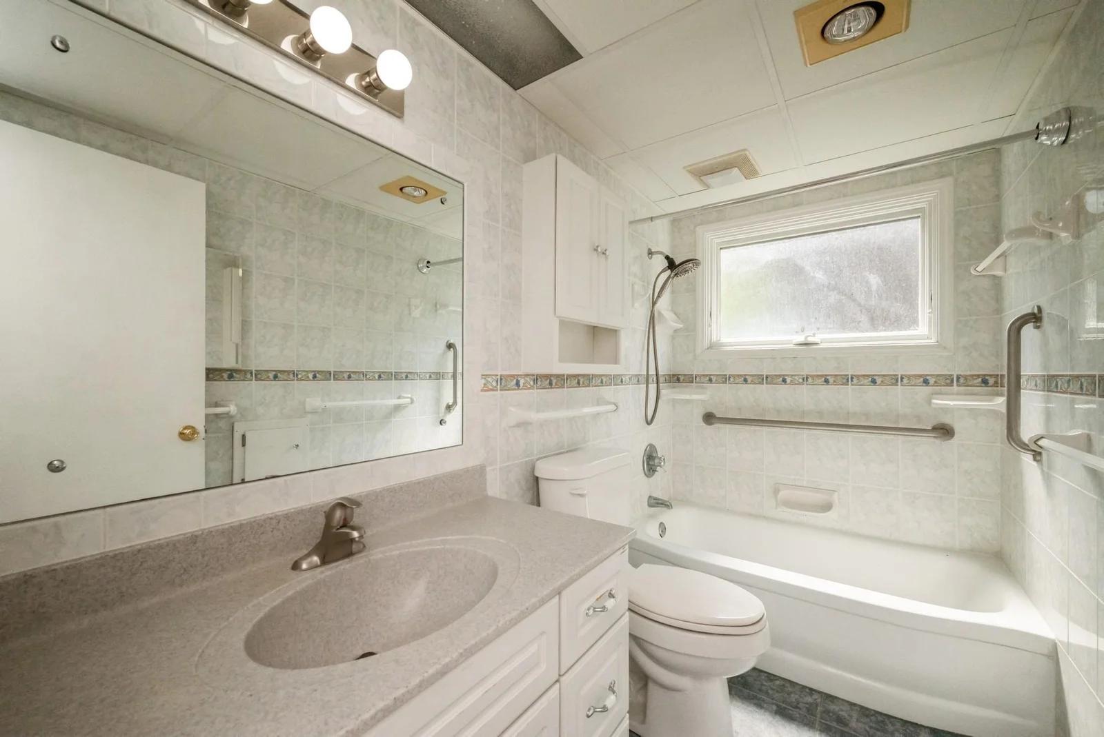 Main Floor Full Bath