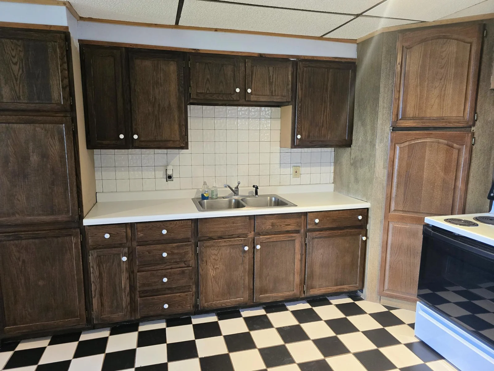 LL Kitchen a.JPG