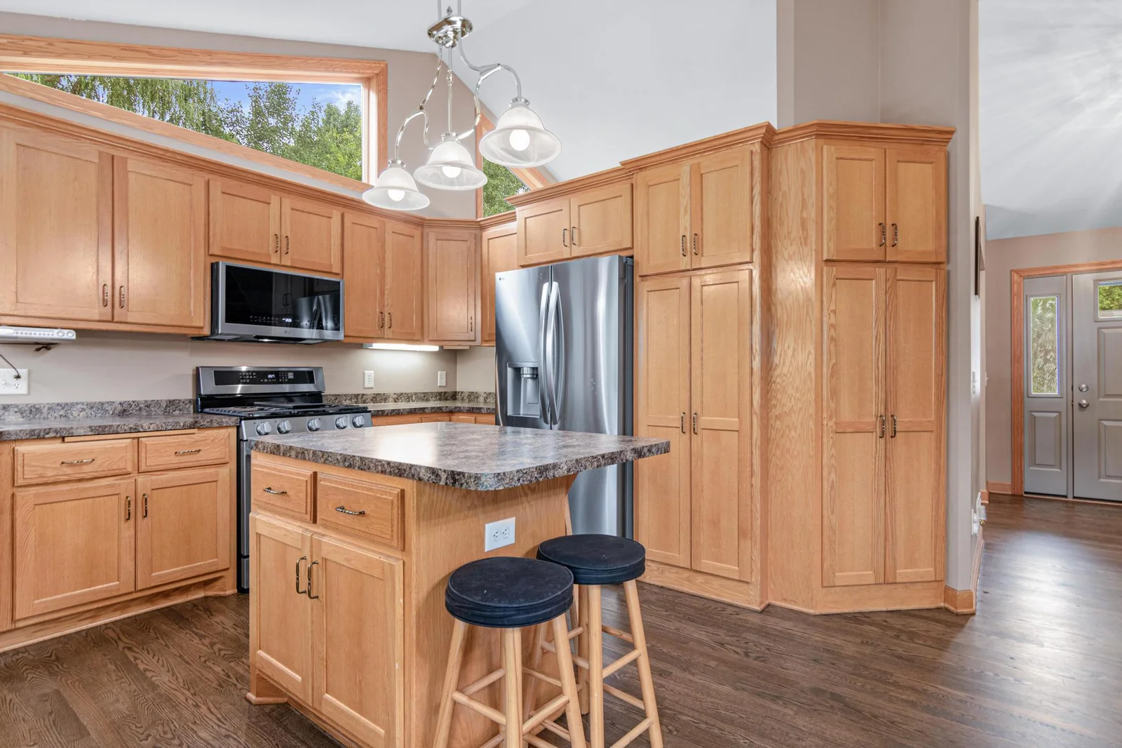 You will not run out of storage space with all these cupboards and cabinets.