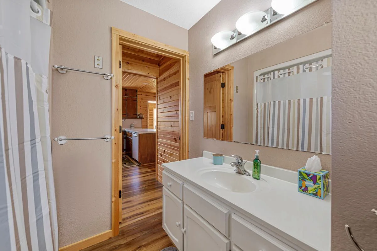 41 Bathroom.jpg