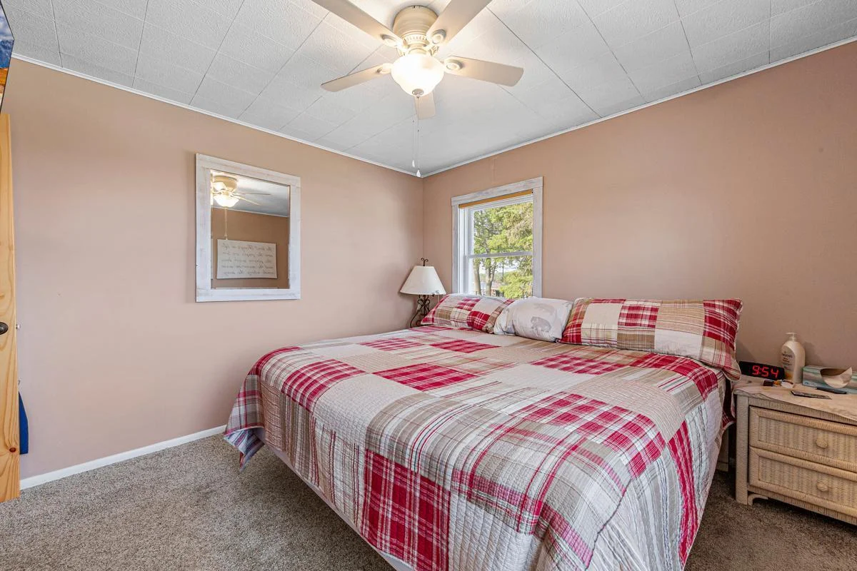 39 Main bedroom.jpg