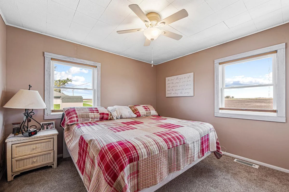 38 Main bedroom.jpg