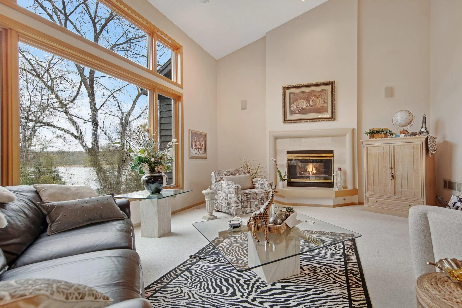 Very homey - great to look out over the lake with a great book and snuggle up by the fireplace