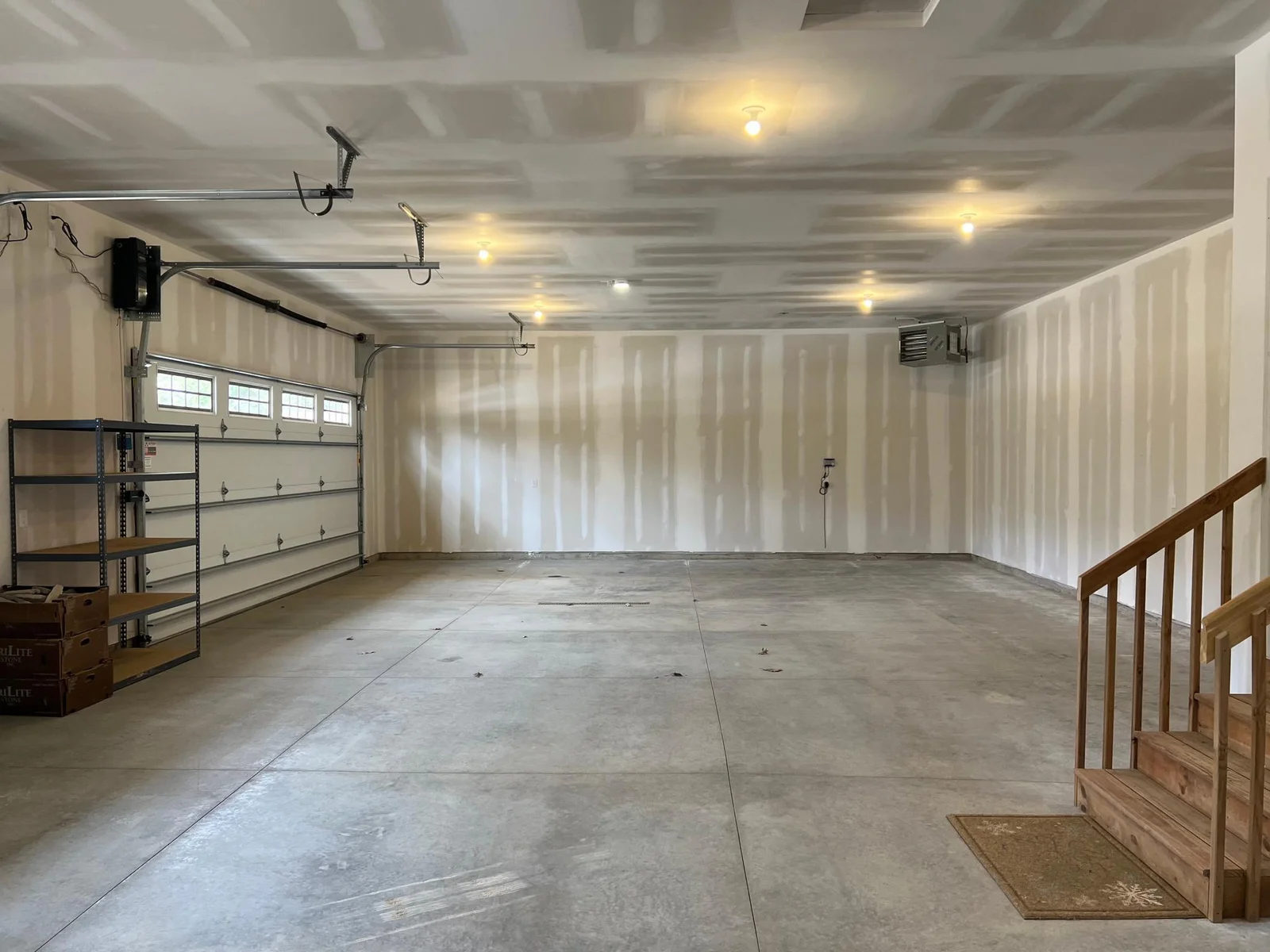 Huge oversized garage!!