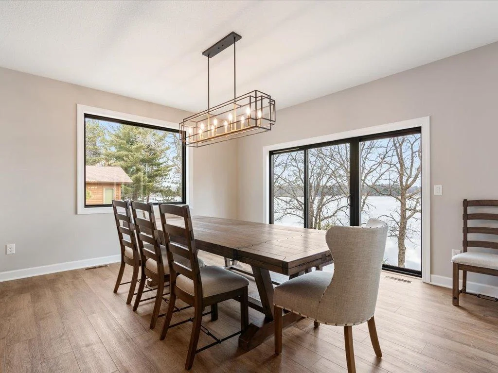 Large dinning room for all your family to enjoy the time at the lake.