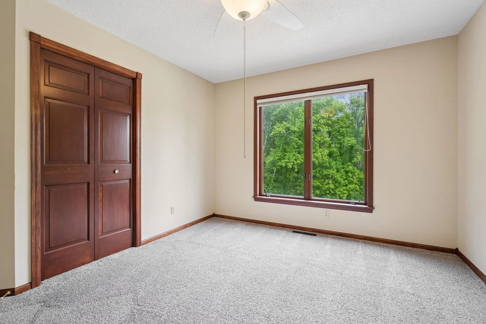 The other large upper bedroom with huge 16x8 walk-in closet