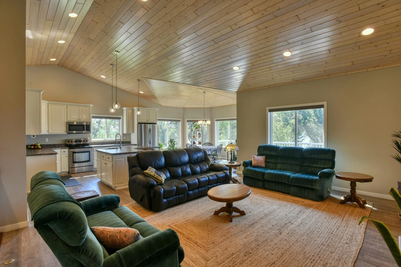 MNL_livingroom_2283 (1).jpg