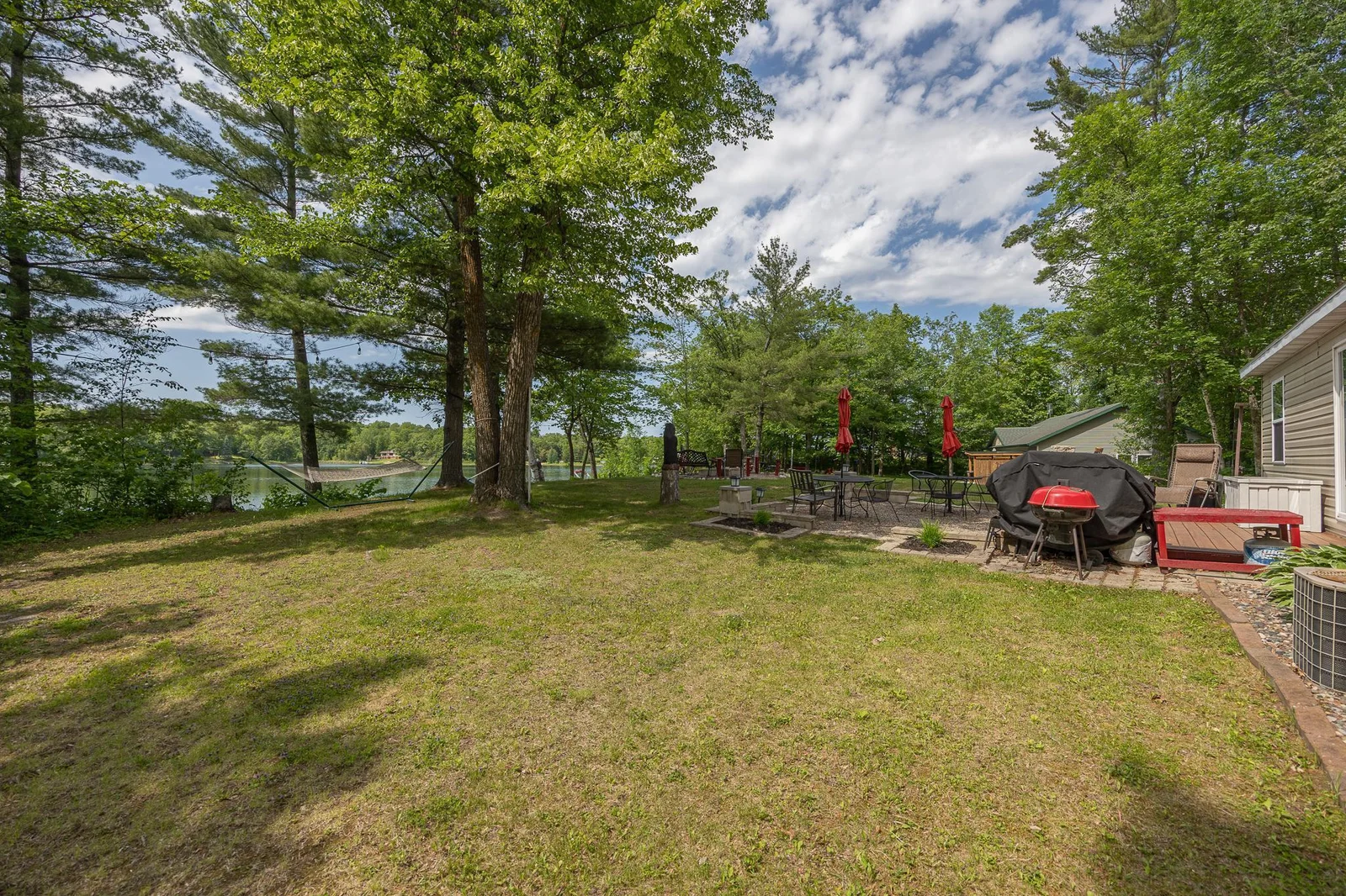 Large lakeside yard to play yard games
