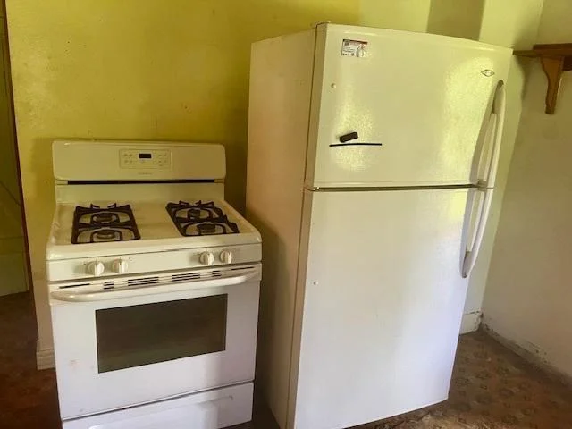 refrigerator is in bad shape - will be removed.jpg