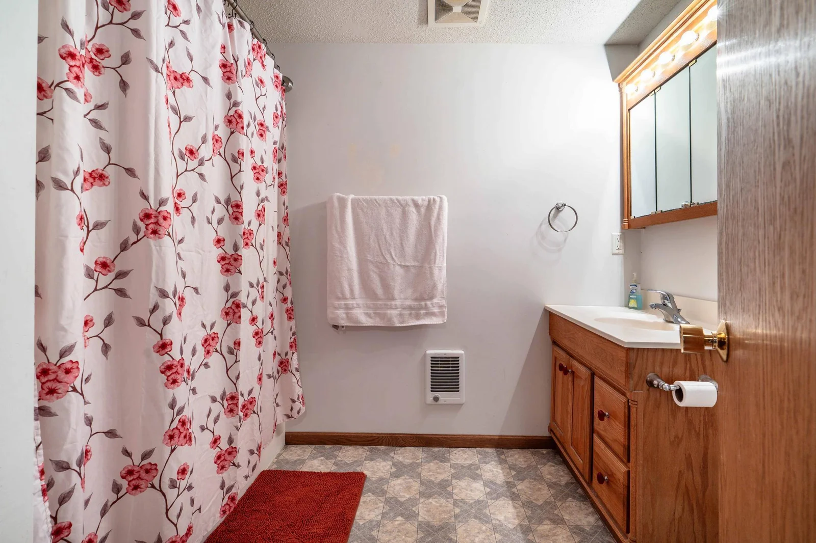 Main Floor Full Bath