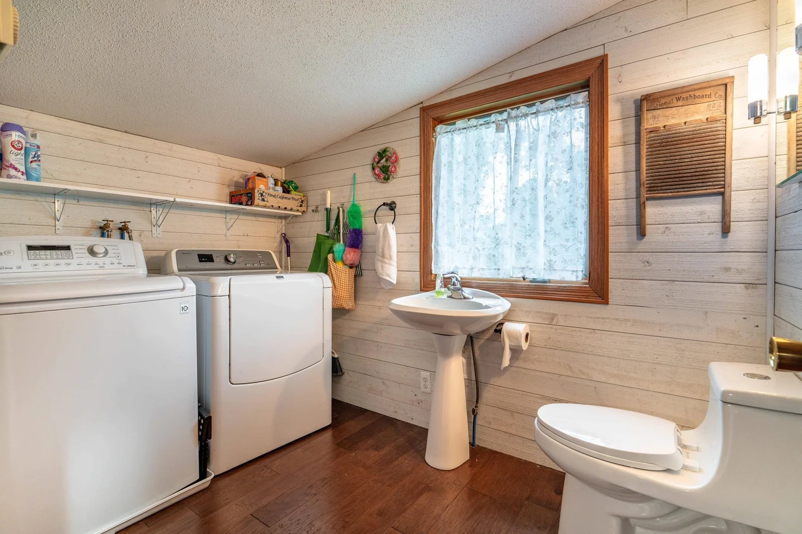Laundry/Bathroom