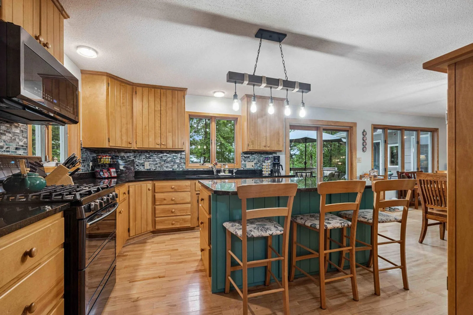 maple cabinets w granite