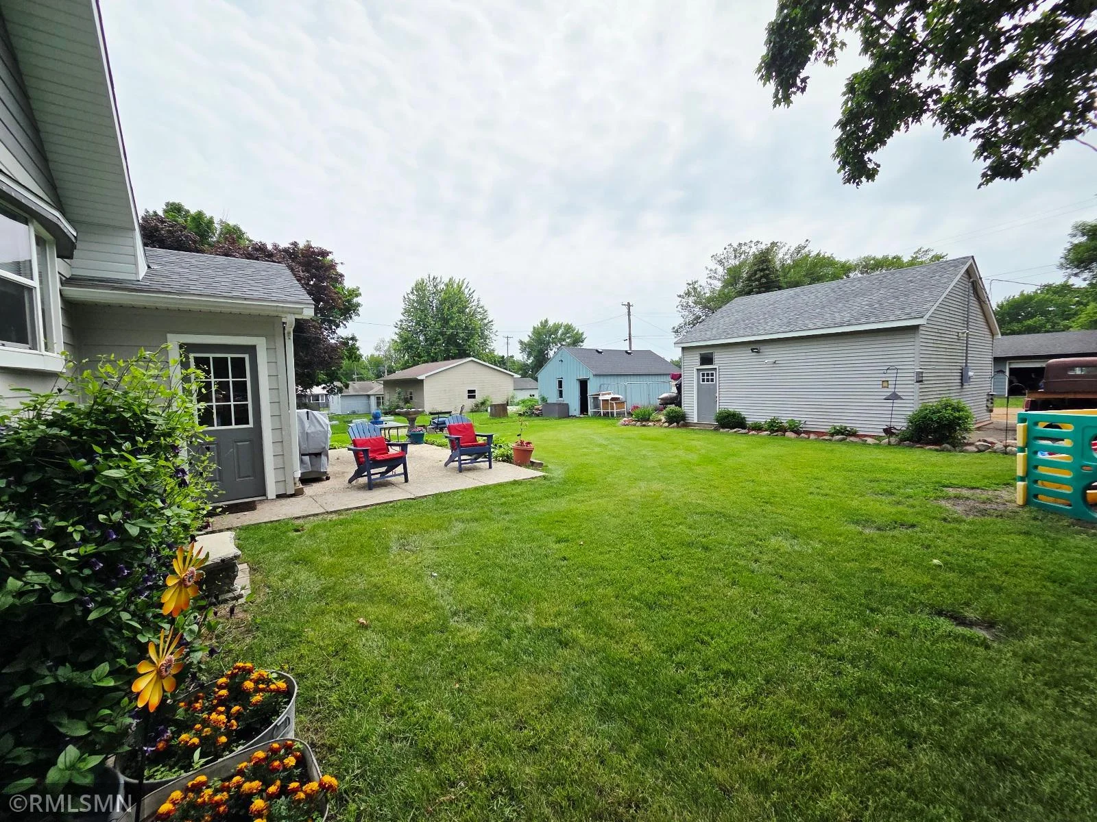 Backyard living at its best—shade, space, and lots of blooms.