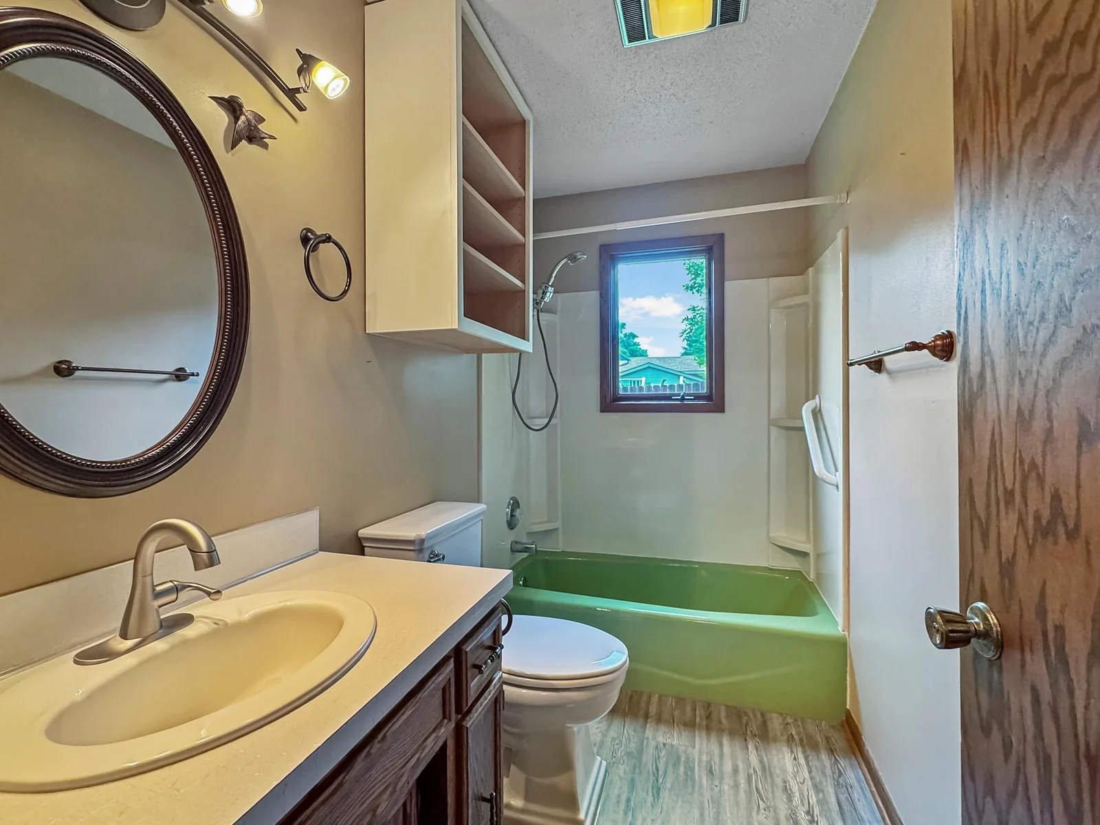 Main floor full bathroom