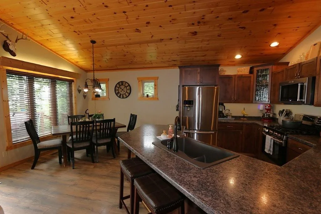 breakfast bar with dining area.jpg