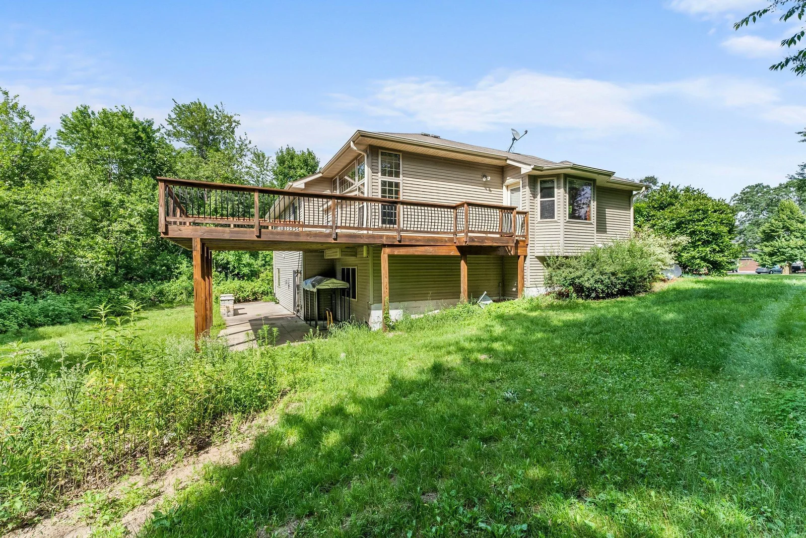 Huge Deck overlooking Pond