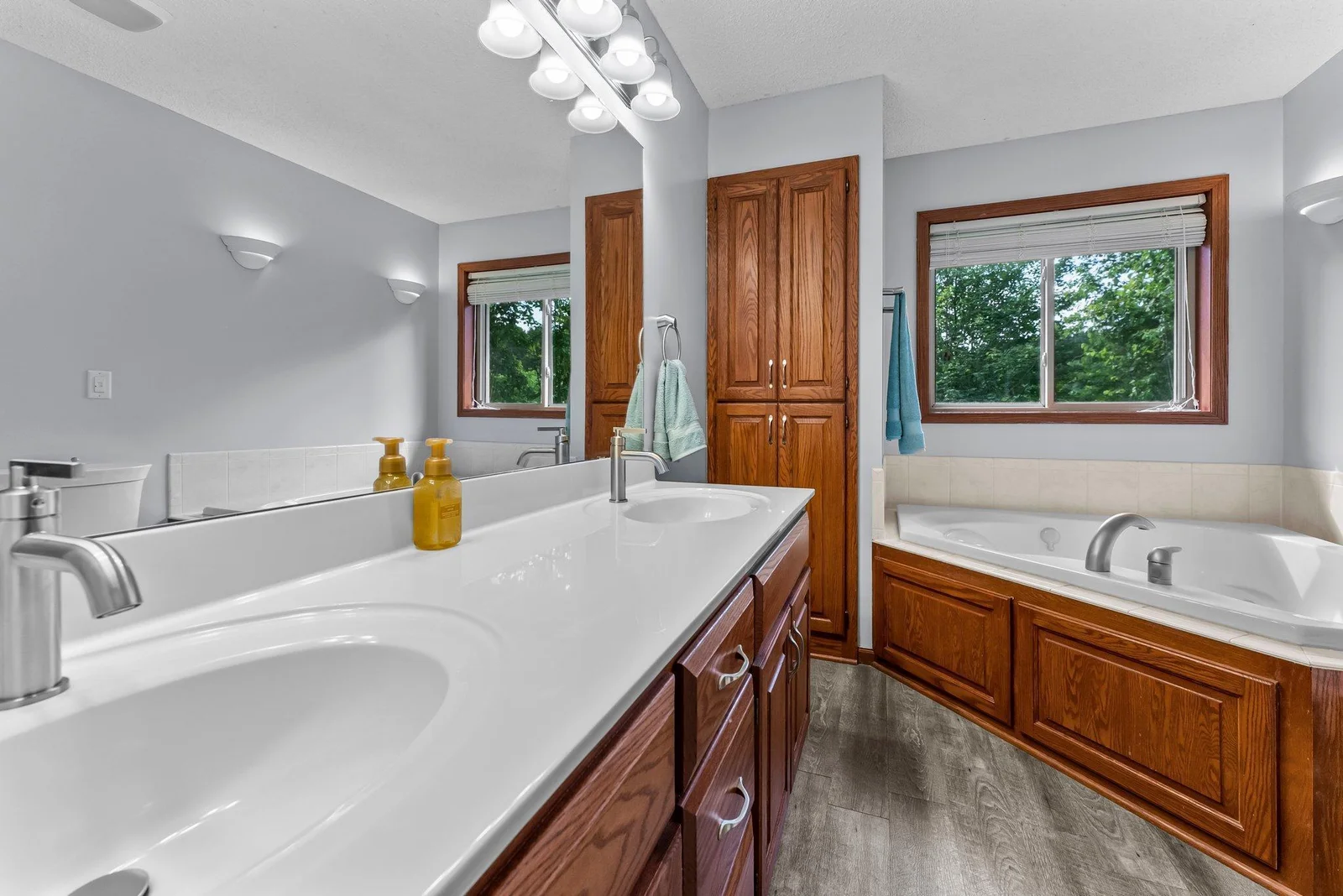 Jack & Jill Bathroom double sinks jetted tub
