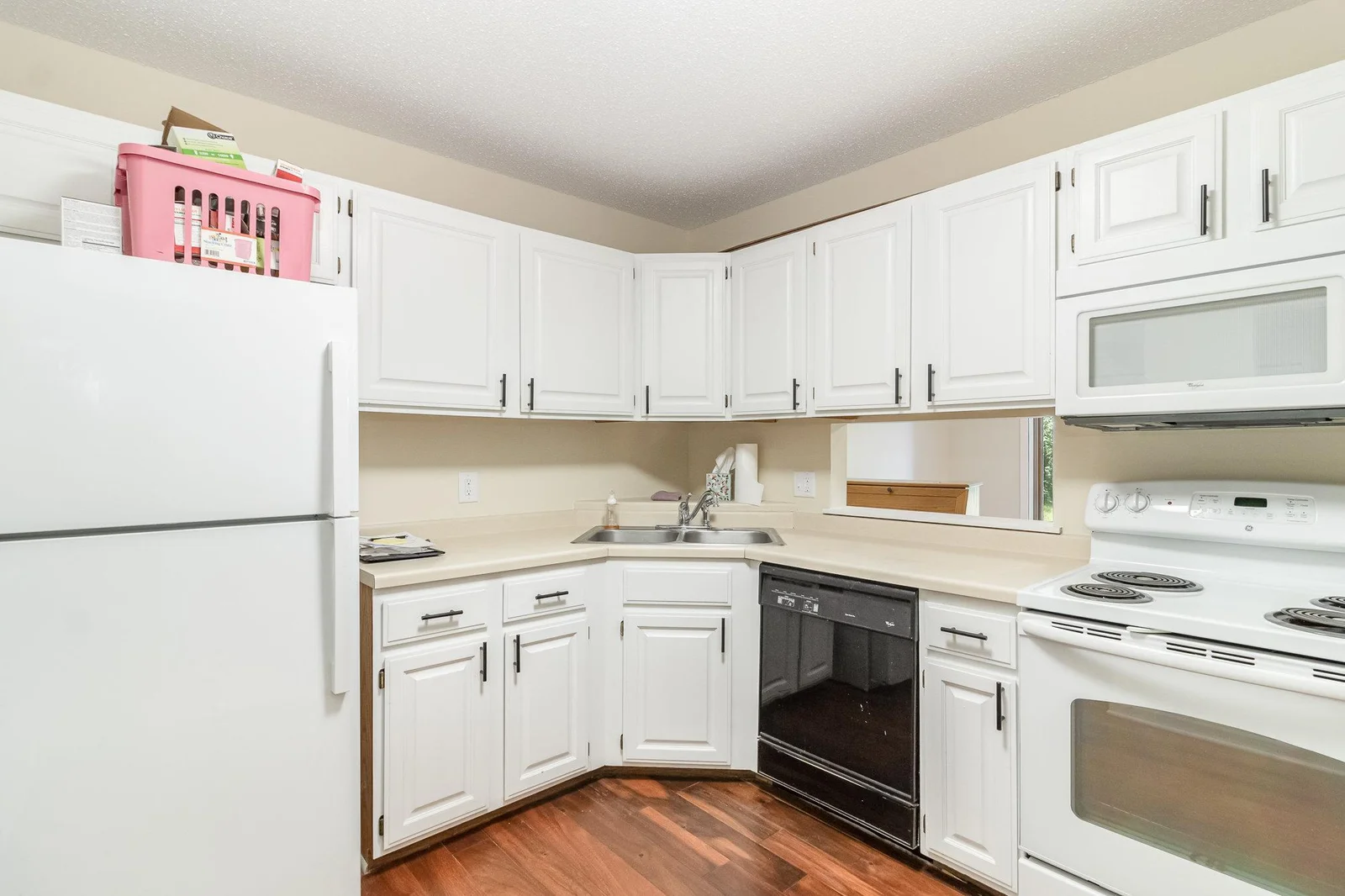 nice U shaped kitchen is efficient