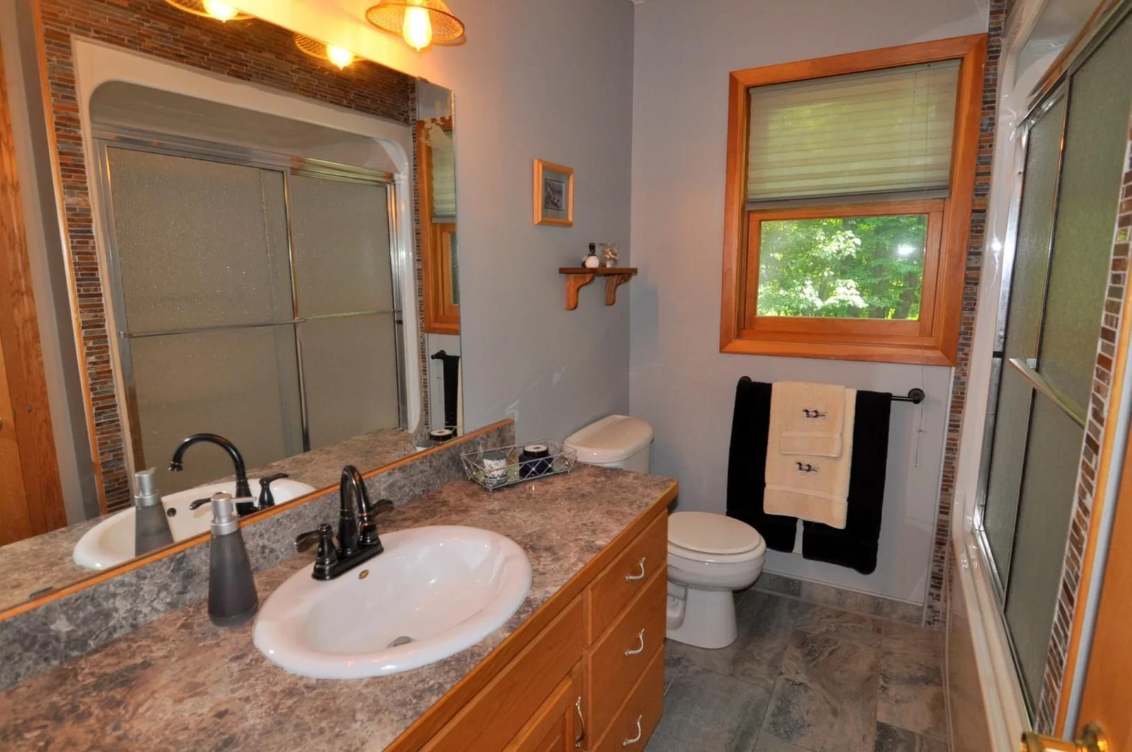 Main floor full bathroom
