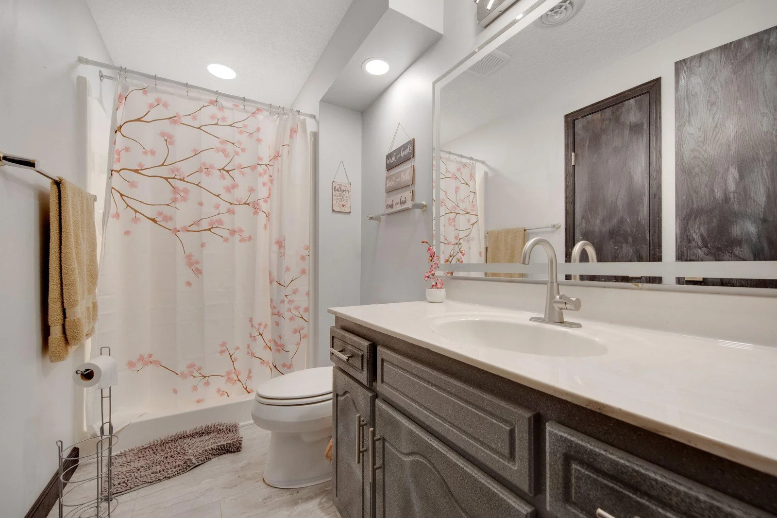 Lower level 3/4 bathroom.