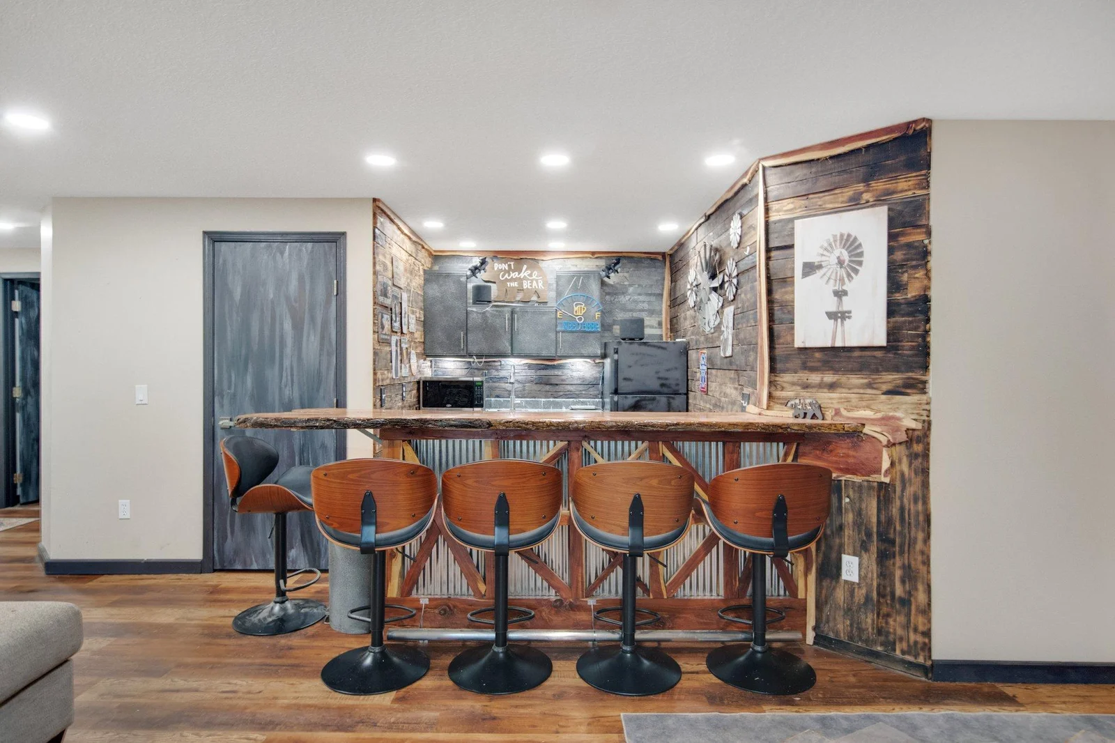 Lower level wet bar.