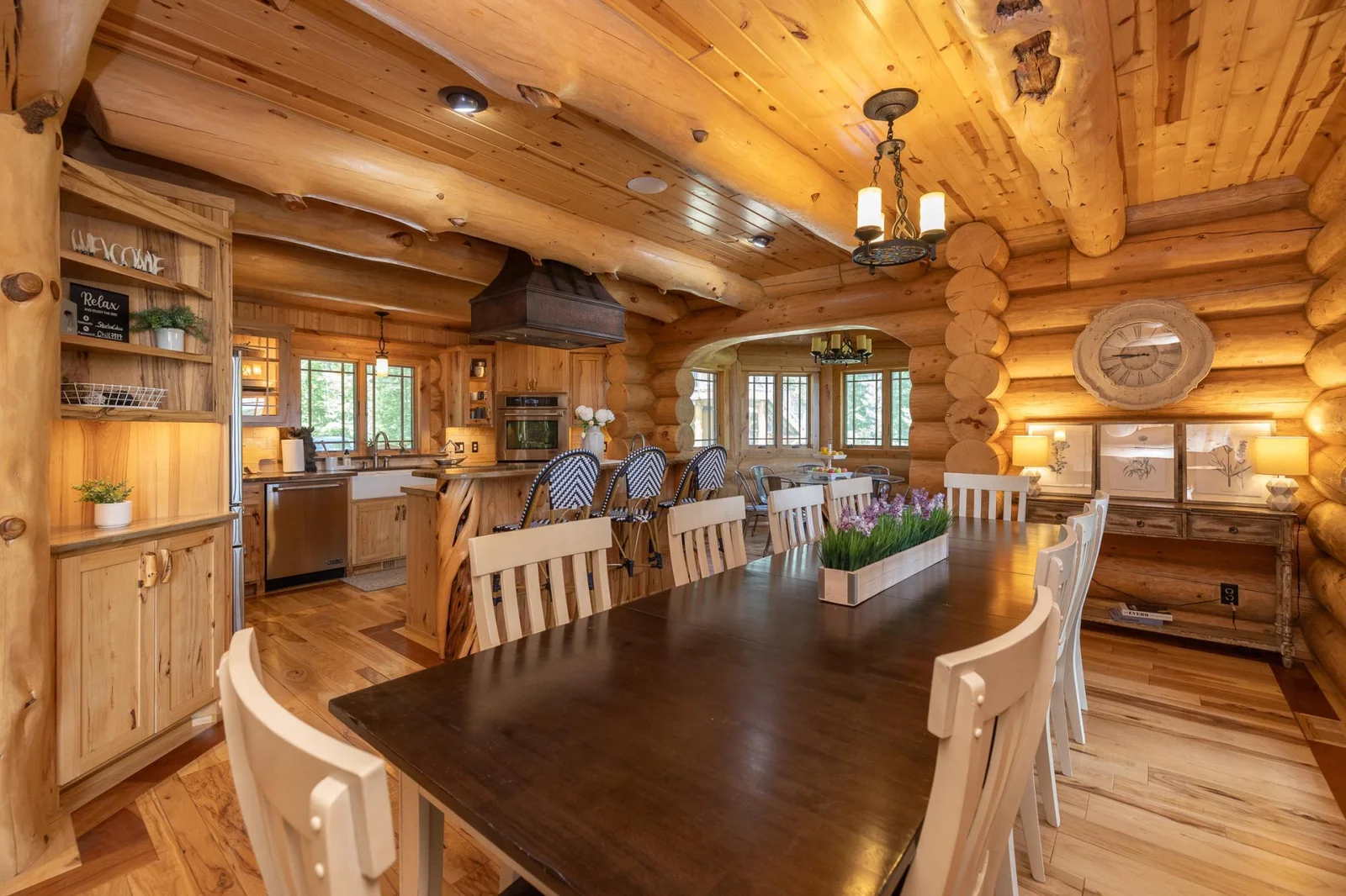 Easily accommodates 20 people for breakfast, lunch or dinner
