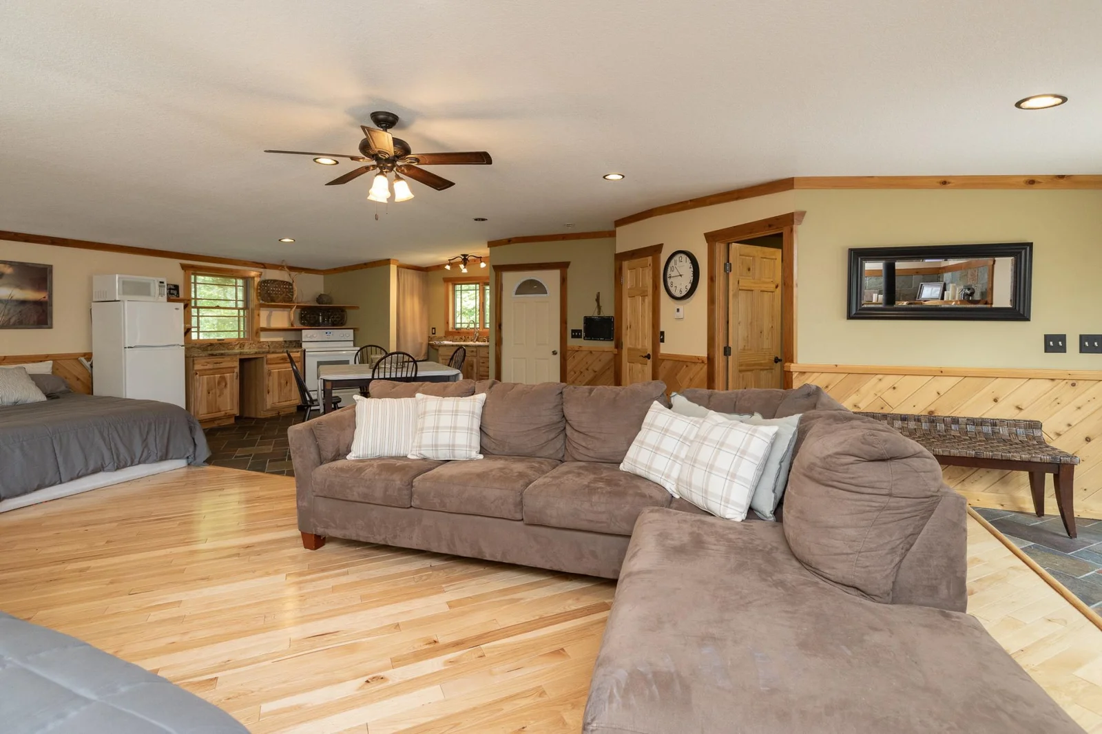 Guest suite above garage with private entrance and complete with full kitchen and bath